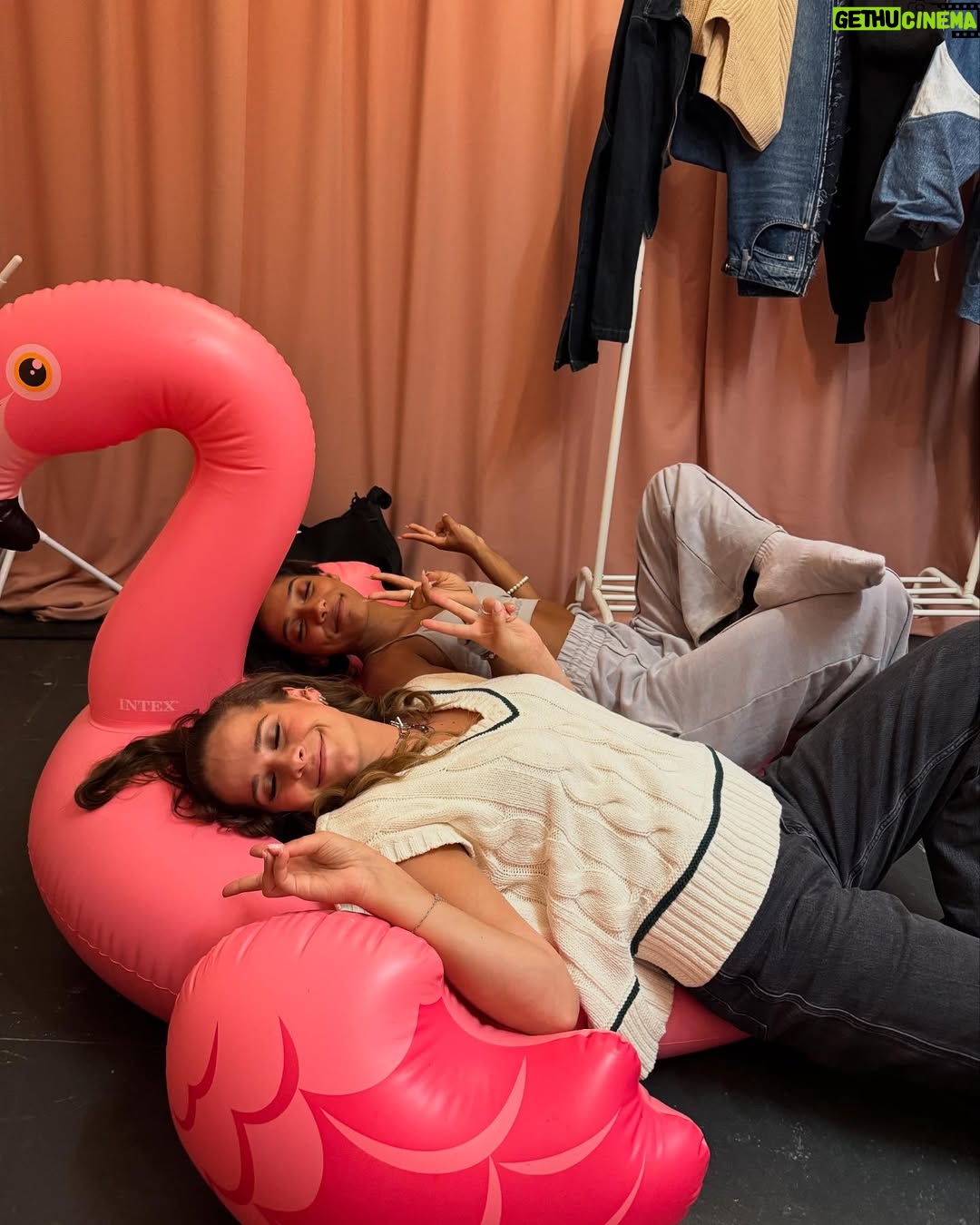 Laura Tesoro - 3 Likes - Swipe for some pink bts vibes, the cutest sign, and some singing ‘Shining’ together at the top of our lungs 🤌🏼💖🫶🏼 Zomerhit was a blast! Ps: you can still vote for ‘Shining’ at vrt.be