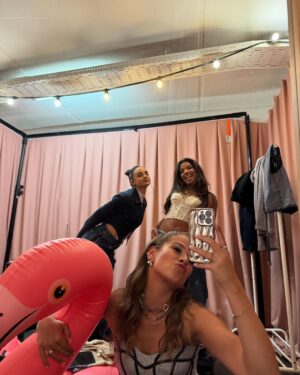 Laura Tesoro Instagram - Swipe for some pink bts vibes, the cutest sign, and some singing ‘Shining’ together at the top of our lungs 🤌🏼💖🫶🏼 Zomerhit was a blast! Ps: you can still vote for ‘Shining’ at vrt.be