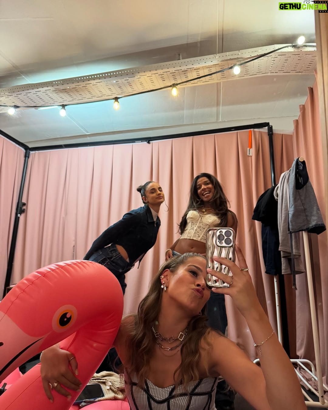 Laura Tesoro - 3 Likes - Swipe for some pink bts vibes, the cutest sign, and some singing ‘Shining’ together at the top of our lungs 🤌🏼💖🫶🏼 Zomerhit was a blast! Ps: you can still vote for ‘Shining’ at vrt.be