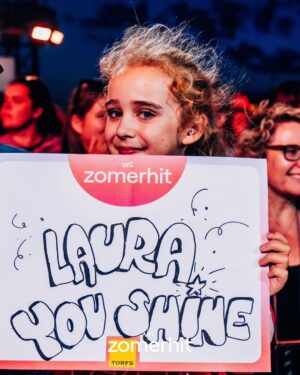 Laura Tesoro Instagram - Swipe for some pink bts vibes, the cutest sign, and some singing ‘Shining’ together at the top of our lungs 🤌🏼💖🫶🏼 Zomerhit was a blast! Ps: you can still vote for ‘Shining’ at vrt.be