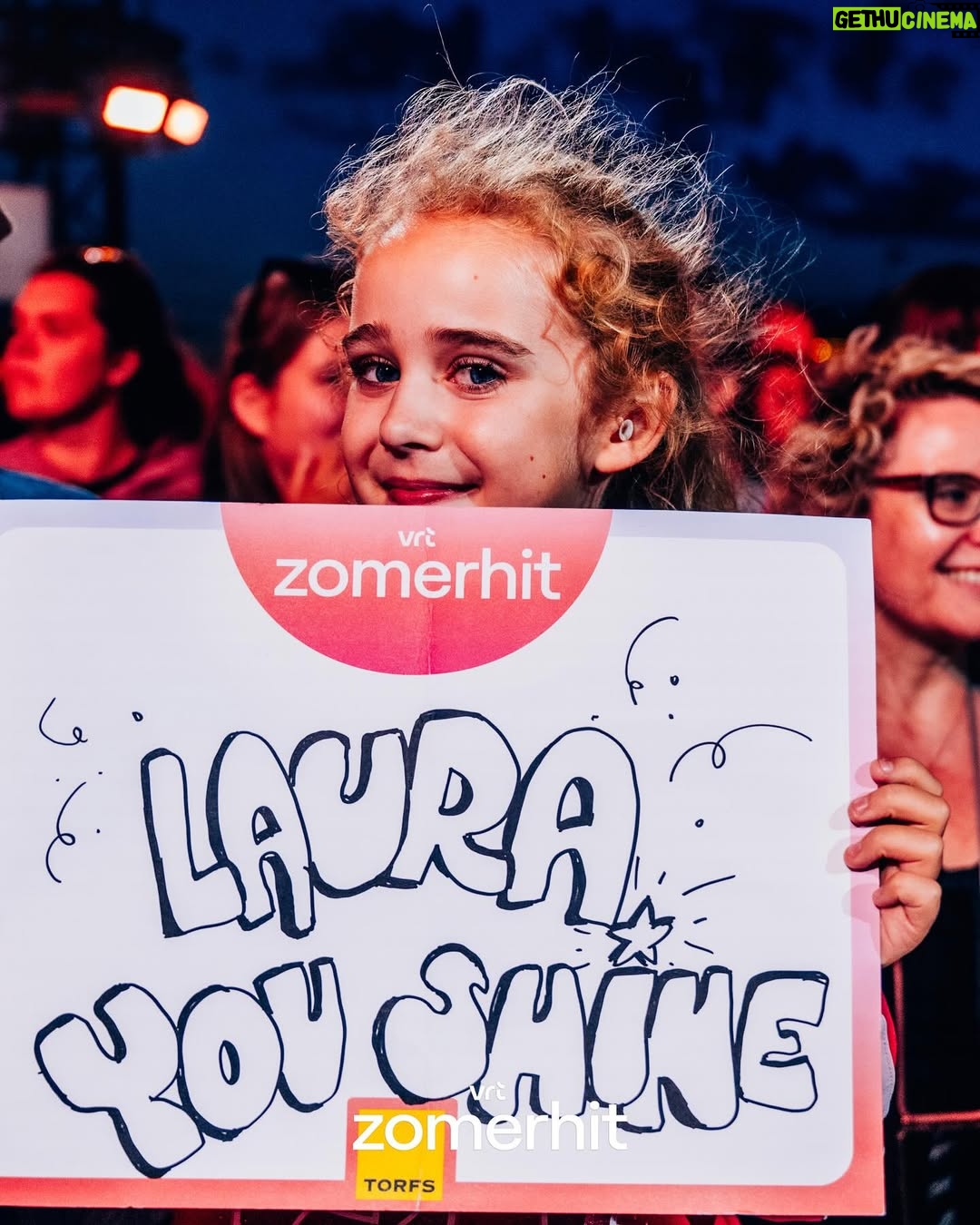 Laura Tesoro - 3 Likes - Swipe for some pink bts vibes, the cutest sign, and some singing ‘Shining’ together at the top of our lungs 🤌🏼💖🫶🏼 Zomerhit was a blast! Ps: you can still vote for ‘Shining’ at vrt.be