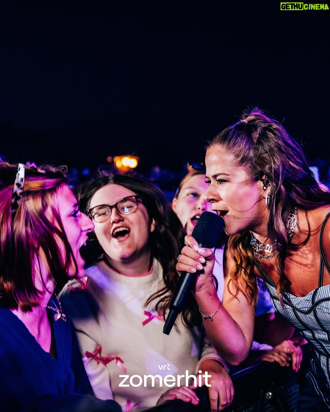 Laura Tesoro - 3 Likes - Swipe for some pink bts vibes, the cutest sign, and some singing ‘Shining’ together at the top of our lungs 🤌🏼💖🫶🏼 Zomerhit was a blast! Ps: you can still vote for ‘Shining’ at vrt.be
