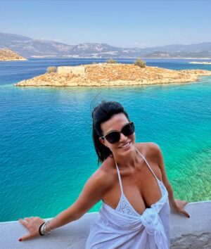Laura Torrisi Instagram - “Dedicato a tutti quelli che stanno scappando”.
Tratto da “Mediterraneo” di Gabriele Salvatores 
Film interamente girato su quest’isola meravigliosa:
Kastellorizo 🧿🇬🇷💙