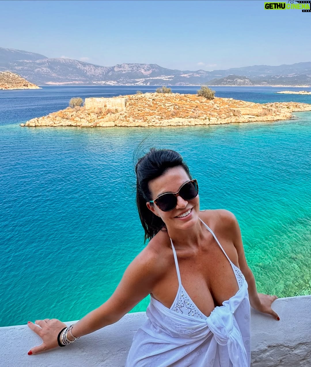 Laura Torrisi - 56.5K Likes - “Dedicato a tutti quelli che stanno scappando”.
Tratto da “Mediterraneo” di Gabriele Salvatores 
Film interamente girato su quest’isola meravigliosa:
Kastellorizo 🧿🇬🇷💙