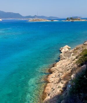 Laura Torrisi Instagram - “Dedicato a tutti quelli che stanno scappando”.
Tratto da “Mediterraneo” di Gabriele Salvatores 
Film interamente girato su quest’isola meravigliosa:
Kastellorizo 🧿🇬🇷💙