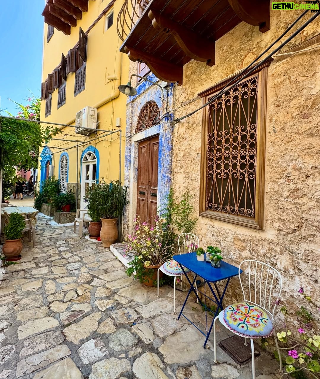 Laura Torrisi - 56.5K Likes - “Dedicato a tutti quelli che stanno scappando”.
Tratto da “Mediterraneo” di Gabriele Salvatores 
Film interamente girato su quest’isola meravigliosa:
Kastellorizo 🧿🇬🇷💙