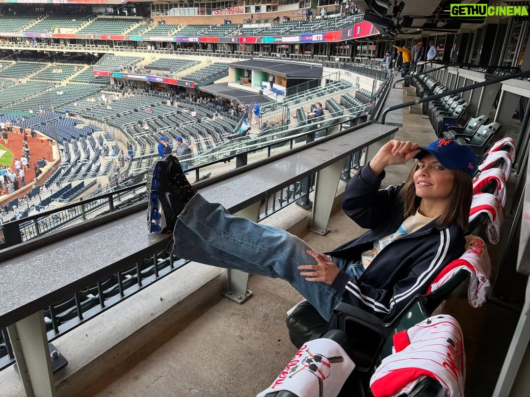 Lauren Cohan - 91.2K Likes - Thank you #MetsNY @citifield #DeadCity @amcthewalkingdead ⚾️🏟️
