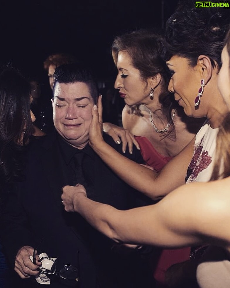 Lea DeLaria - 17.9K Likes - HONEY! This week on Dinner’s On Me, actor, comedian, jazz singer, and one of my best friends for many many years, Lea DeLaria joins the show. Over enchiladas and rosé, Lea reflects on becoming the first openly gay comic on American television with her legendary “Arsenio Hall Show” set, to stealing scenes as Big Boo on Netflix’s 🧡 “Orange Is the New Black.” We revisit our nearly 30-year friendship, beginning with playing lovers 👩🏻‍❤️‍💋‍👨🏼in Shakespeare in the Park’s “On the Town,” and share some naughty behind-the-scenes stories from our time in the theater world together. Lea opens up about the pride and pressure of visibility in the ’90s 🏳️‍🌈, why OITNB resonated so deeply with butch women who finally saw themselves represented on screen, and how a joke she improvised one night on stage became the now-iconic “U-Haul lesbian”🚚 punchline. This episode was recorded at Little Owl in the West Village — also known to TV fans as the building from “Friends.” ☕️
 
Search “Dinner’s On Me” wherever you listen to podcasts or click the episode link in bio 💕