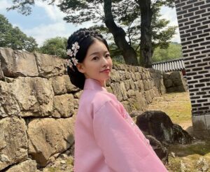 Lee Shi-a Instagram - 봄이왔어요~ 사진은 예전 촬영때에요🌸