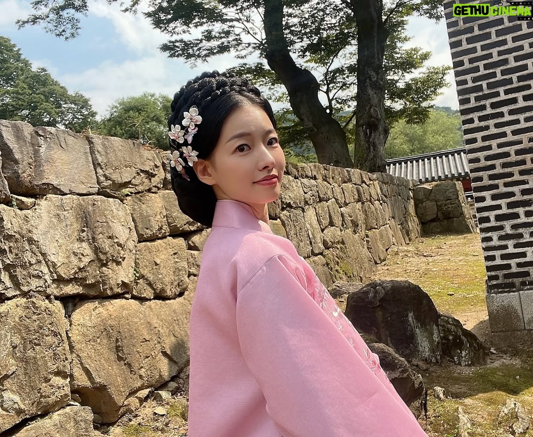 Lee Shi-a - 6.1K Likes - 봄이왔어요~ 사진은 예전 촬영때에요🌸