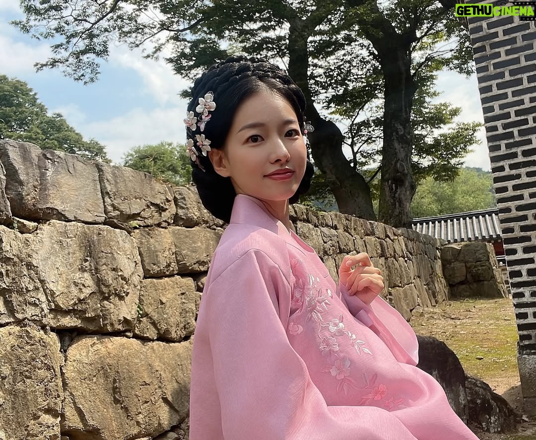 Lee Shi-a - 6.1K Likes - 봄이왔어요~ 사진은 예전 촬영때에요🌸