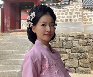 Lee Shi-a Instagram - 봄이왔어요~ 사진은 예전 촬영때에요🌸
