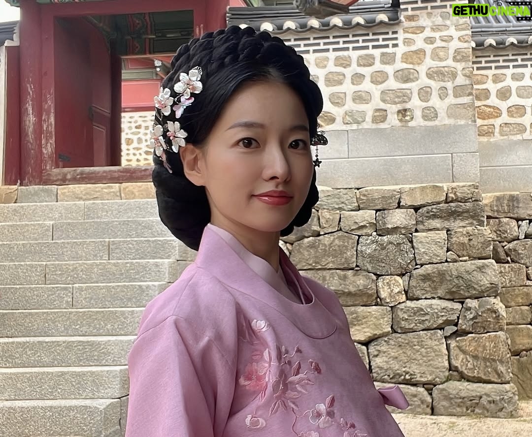 Lee Shi-a - 6.1K Likes - 봄이왔어요~ 사진은 예전 촬영때에요🌸