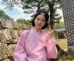 Lee Shi-a Instagram - 봄이왔어요~ 사진은 예전 촬영때에요🌸