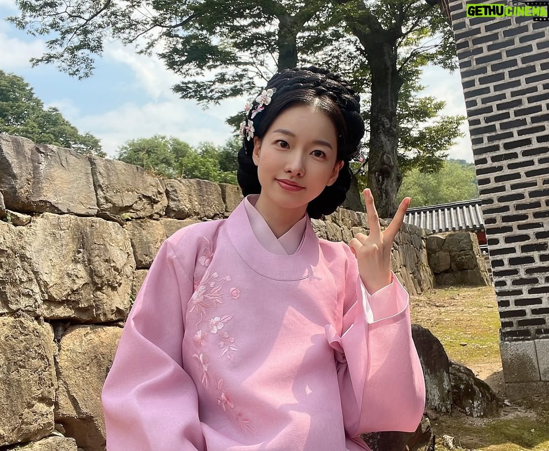 Lee Shi-a - 6.1K Likes - 봄이왔어요~ 사진은 예전 촬영때에요🌸