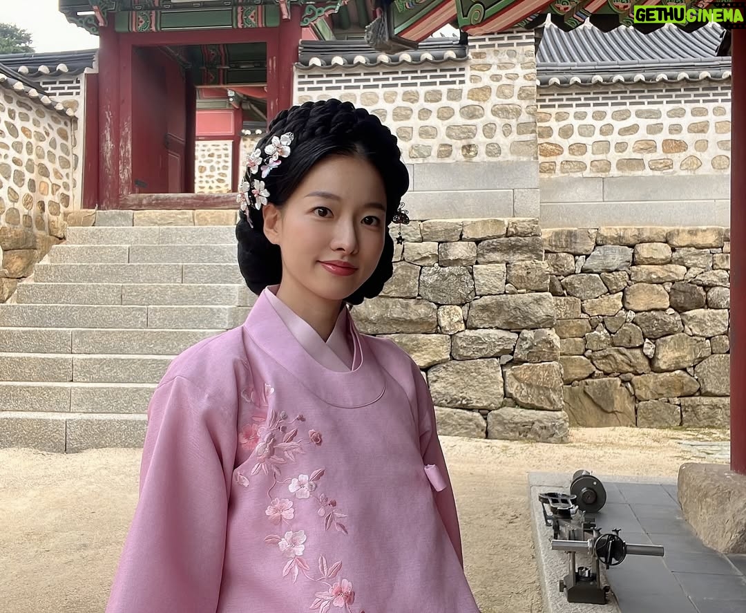 Lee Shi-a - 6.1K Likes - 봄이왔어요~ 사진은 예전 촬영때에요🌸
