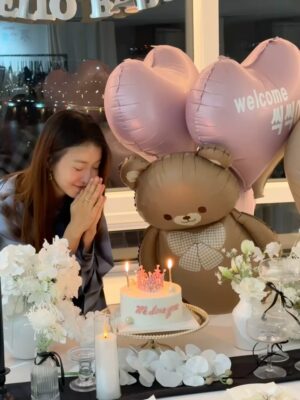 Lee Si-young Instagram - 😭🥹🩵
진짜…상상도 못했는데.. 이런 서프라이즈라니ㅠㅠㅠ
너무 고마워🙏🏻
평생 잊을수없는 추억 만들어줘서 고마와요🫶🏻🫧
사랑합니다👉🏻👈🏻
격려해주시고 좋은말씀해주시는 모든분들 감사해요
살면서 다 갚아 나갈수있도록 열심히 할께요❤️

태명은 씩씩이인데 ㅎㅎㅎㅎㅎ
다들 튼튼이엄마!쑥쑥이엄마? 이렇게 부르…씩씩이가 어렵나??ㅎㅎ😍🤣