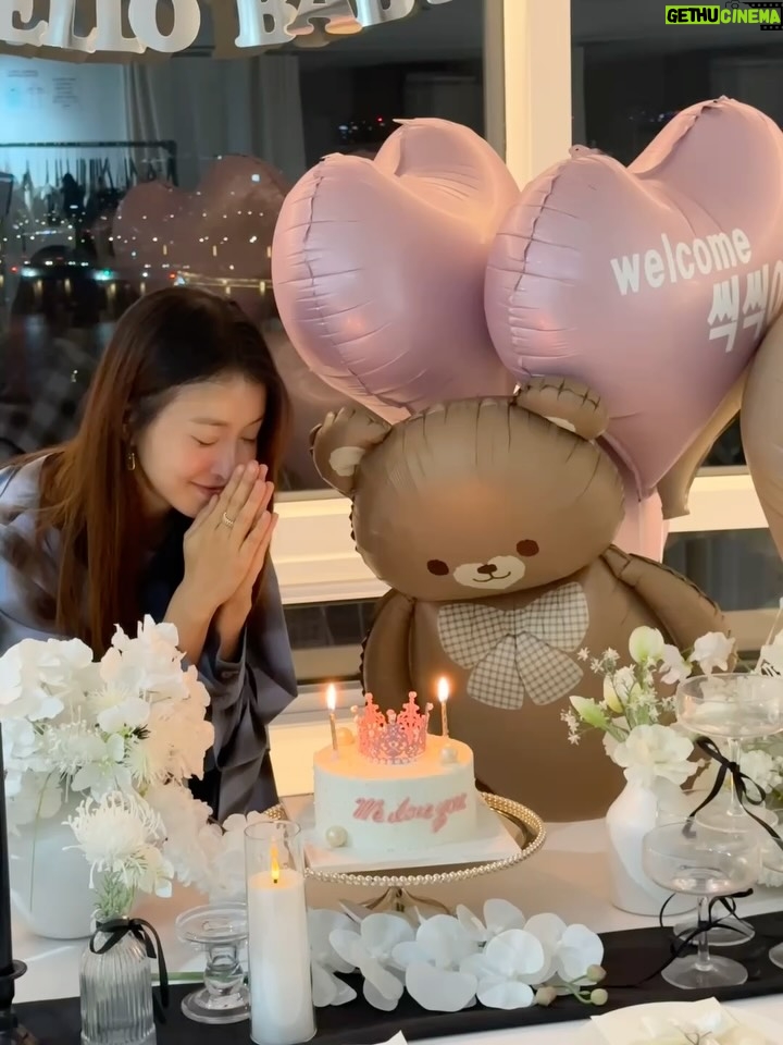 Lee Si-young - 113.3K Likes - 😭🥹🩵
진짜…상상도 못했는데.. 이런 서프라이즈라니ㅠㅠㅠ
너무 고마워🙏🏻
평생 잊을수없는 추억 만들어줘서 고마와요🫶🏻🫧
사랑합니다👉🏻👈🏻
격려해주시고 좋은말씀해주시는 모든분들 감사해요
살면서 다 갚아 나갈수있도록 열심히 할께요❤️

태명은 씩씩이인데 ㅎㅎㅎㅎㅎ
다들 튼튼이엄마!쑥쑥이엄마? 이렇게 부르…씩씩이가 어렵나??ㅎㅎ😍🤣