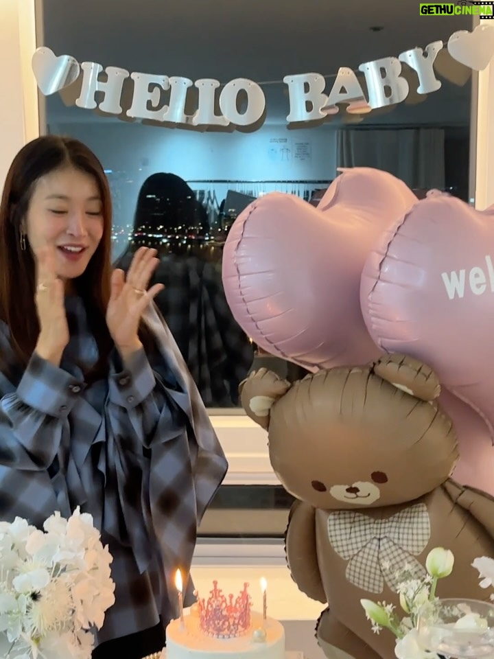 Lee Si-young - 113.3K Likes - 😭🥹🩵
진짜…상상도 못했는데.. 이런 서프라이즈라니ㅠㅠㅠ
너무 고마워🙏🏻
평생 잊을수없는 추억 만들어줘서 고마와요🫶🏻🫧
사랑합니다👉🏻👈🏻
격려해주시고 좋은말씀해주시는 모든분들 감사해요
살면서 다 갚아 나갈수있도록 열심히 할께요❤️

태명은 씩씩이인데 ㅎㅎㅎㅎㅎ
다들 튼튼이엄마!쑥쑥이엄마? 이렇게 부르…씩씩이가 어렵나??ㅎㅎ😍🤣