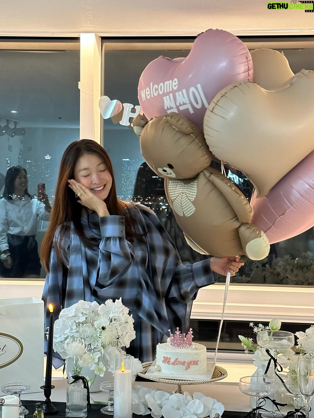 Lee Si-young - 113.3K Likes - 😭🥹🩵
진짜…상상도 못했는데.. 이런 서프라이즈라니ㅠㅠㅠ
너무 고마워🙏🏻
평생 잊을수없는 추억 만들어줘서 고마와요🫶🏻🫧
사랑합니다👉🏻👈🏻
격려해주시고 좋은말씀해주시는 모든분들 감사해요
살면서 다 갚아 나갈수있도록 열심히 할께요❤️

태명은 씩씩이인데 ㅎㅎㅎㅎㅎ
다들 튼튼이엄마!쑥쑥이엄마? 이렇게 부르…씩씩이가 어렵나??ㅎㅎ😍🤣