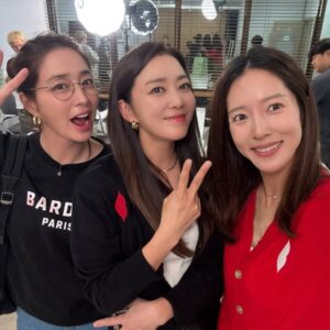 Lee So-yeon Instagram - 오늘 이민정( @216jung )유튜브 올라온대요~
저랑 빛나언니도 나온답니다^^
항상 밝고 유머가 뛰어난 민정언니 ㅎㅎ
구독 좋아요 아시죠? ^^
