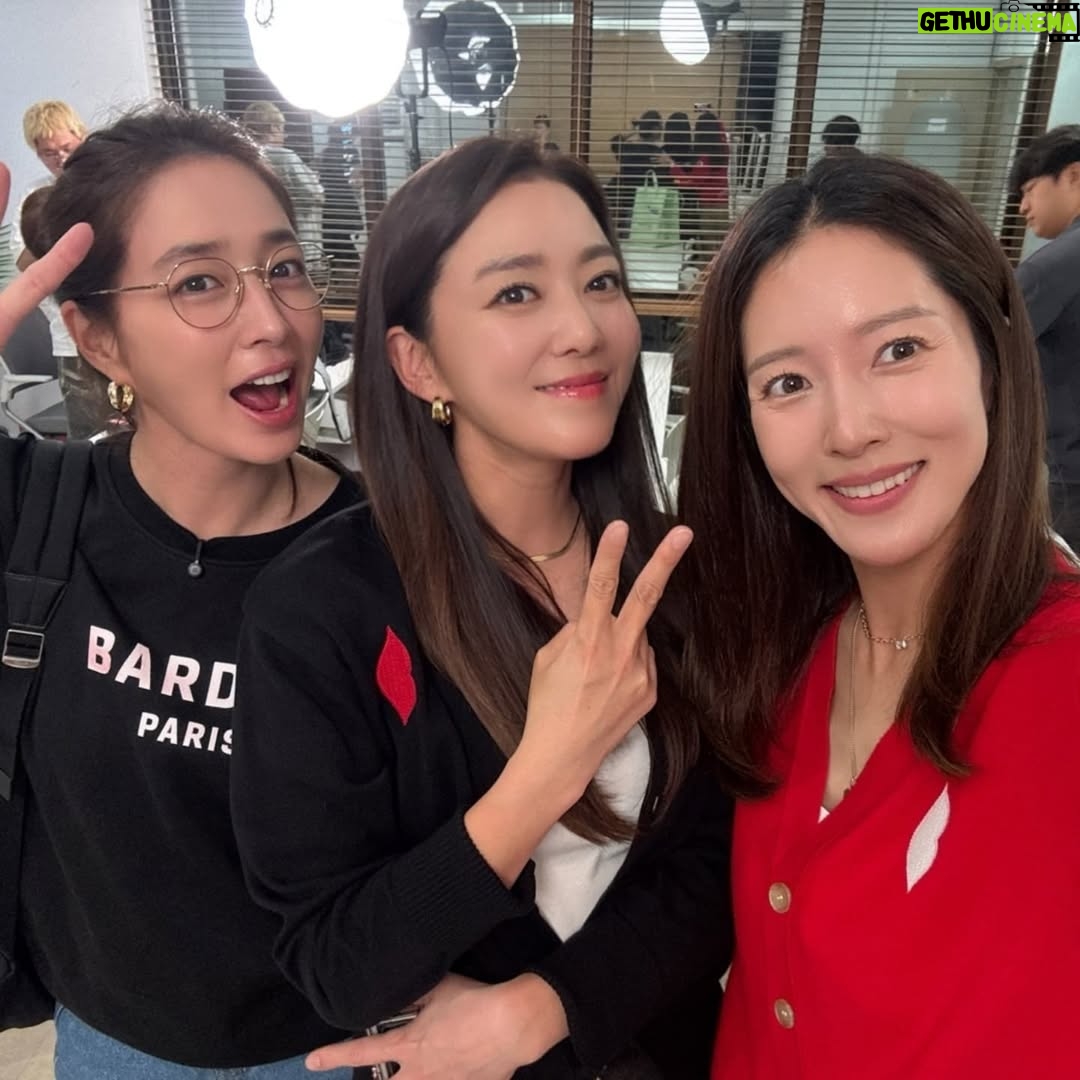Lee So-yeon - 3.6K Likes - 오늘 이민정( @216jung )유튜브 올라온대요~
저랑 빛나언니도 나온답니다^^
항상 밝고 유머가 뛰어난 민정언니 ㅎㅎ
구독 좋아요 아시죠? ^^