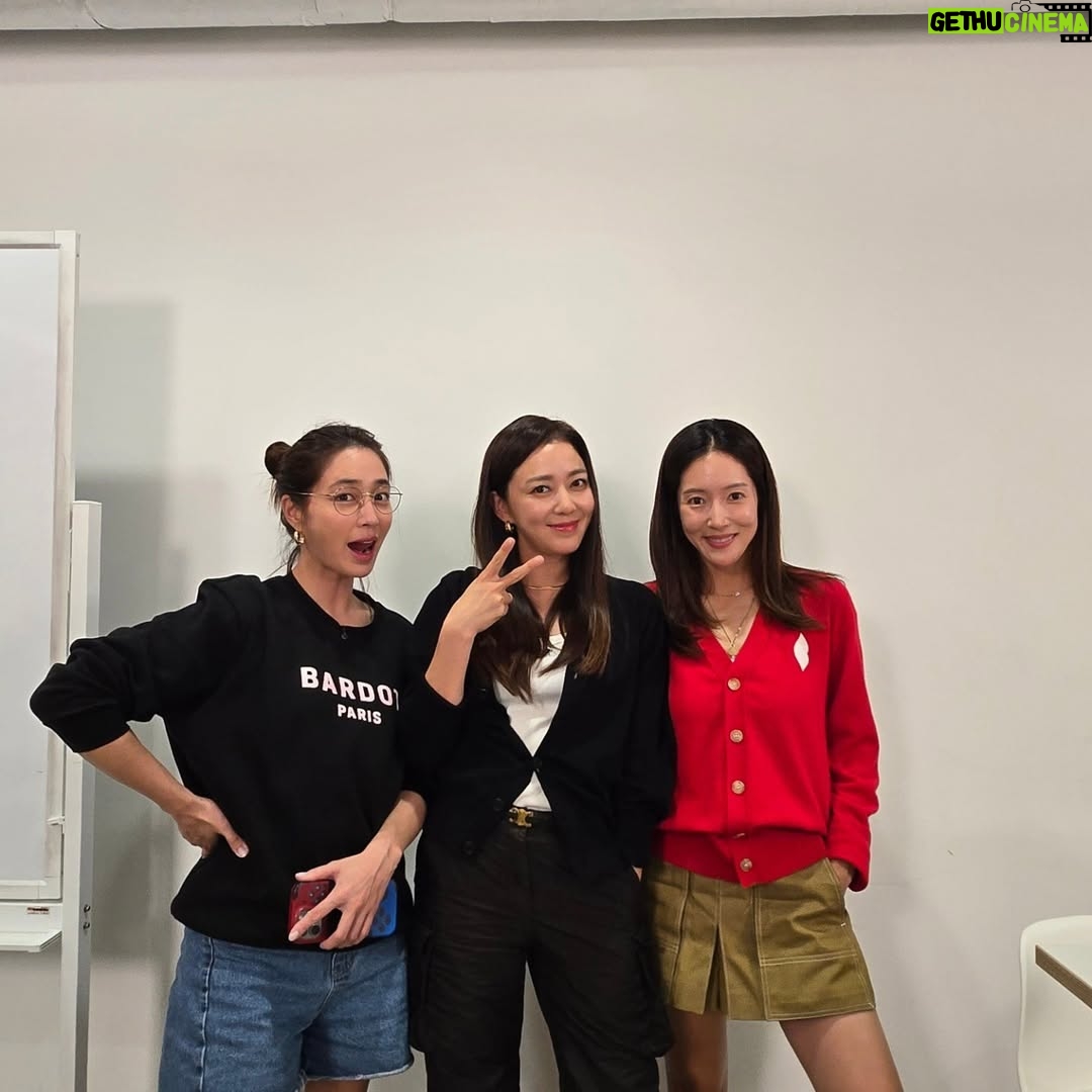 Lee So-yeon - 3.6K Likes - 오늘 이민정( @216jung )유튜브 올라온대요~
저랑 빛나언니도 나온답니다^^
항상 밝고 유머가 뛰어난 민정언니 ㅎㅎ
구독 좋아요 아시죠? ^^