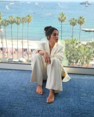 Leïla Bekhti Instagram - Cannes entre amis @alexandremattiussi9 🤍 
Bravo et merci @amiparis partenaire de la @semaine_de_la_critique 
Bravo à @ratchapoomb pour le prix Ami pour son premier film A Useful Ghost ✨