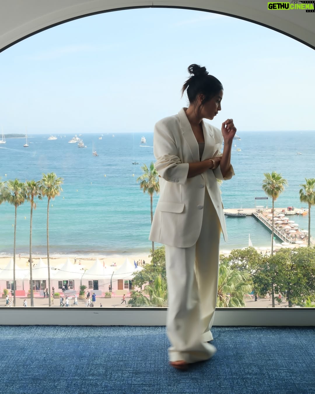 Leïla Bekhti - 58.6K Likes - Cannes entre amis @alexandremattiussi9 🤍 
Bravo et merci @amiparis partenaire de la @semaine_de_la_critique 
Bravo à @ratchapoomb pour le prix Ami pour son premier film A Useful Ghost ✨