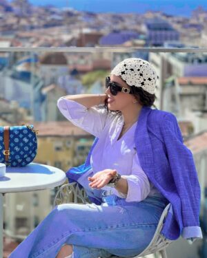 Leila Bolukat Instagram - این آلبوم بماند به یادگار از سفر کوتاهم
به ایتالیا،پرتغال،سوییس 
با تشکر از پایا پرواز و شیرین جندقی عزیز
 @payaparvazz 
لطفا ورق بزنید🙏
سفر، تنها جابجایی از مکانی به مکان دیگر نیست؛ سفری‌ست از آن‌چه هستی به آن‌چه می‌توانی بود. جاده یا آسمان، قطار یا پرواز، مهم نیست کجا می‌روی—مهم این است که در هر قدم، چیزی از خویش را بازمی‌یابی یا پشت سر می‌گذاری. گاهی سفر برای دیدن دنیاست، گاهی برای گم کردن غم، و گاهی برای آن‌که یاد بگیری با خودت بودن چه طعمی دارد. تنهاییِ سفر، آینه‌ای‌ست صاف: خودت را می‌بینی، بی‌نقاب، بی‌تکرار.

#لیلا_بلوکات #سفر_به_ایتالیا_سوییس_پرتغال #سفر_کردن_حق_همه_است#گشتن_دور_جهانم_آرزوست #تا_میتوان_سفر_باید_کرد