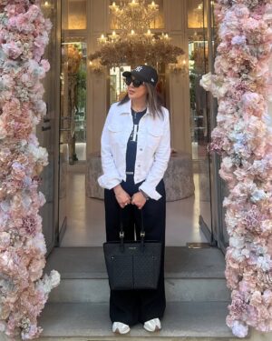 Leila Bolukat Instagram - این آلبوم بماند به یادگار از سفر کوتاهم
به ایتالیا،پرتغال،سوییس 
با تشکر از پایا پرواز و شیرین جندقی عزیز
 @payaparvazz 
لطفا ورق بزنید🙏
سفر، تنها جابجایی از مکانی به مکان دیگر نیست؛ سفری‌ست از آن‌چه هستی به آن‌چه می‌توانی بود. جاده یا آسمان، قطار یا پرواز، مهم نیست کجا می‌روی—مهم این است که در هر قدم، چیزی از خویش را بازمی‌یابی یا پشت سر می‌گذاری. گاهی سفر برای دیدن دنیاست، گاهی برای گم کردن غم، و گاهی برای آن‌که یاد بگیری با خودت بودن چه طعمی دارد. تنهاییِ سفر، آینه‌ای‌ست صاف: خودت را می‌بینی، بی‌نقاب، بی‌تکرار.

#لیلا_بلوکات #سفر_به_ایتالیا_سوییس_پرتغال #سفر_کردن_حق_همه_است#گشتن_دور_جهانم_آرزوست #تا_میتوان_سفر_باید_کرد