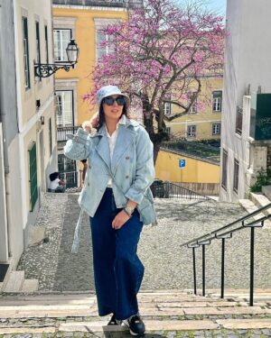 Leila Bolukat Instagram - این آلبوم بماند به یادگار از سفر کوتاهم
به ایتالیا،پرتغال،سوییس 
با تشکر از پایا پرواز و شیرین جندقی عزیز
 @payaparvazz 
لطفا ورق بزنید🙏
سفر، تنها جابجایی از مکانی به مکان دیگر نیست؛ سفری‌ست از آن‌چه هستی به آن‌چه می‌توانی بود. جاده یا آسمان، قطار یا پرواز، مهم نیست کجا می‌روی—مهم این است که در هر قدم، چیزی از خویش را بازمی‌یابی یا پشت سر می‌گذاری. گاهی سفر برای دیدن دنیاست، گاهی برای گم کردن غم، و گاهی برای آن‌که یاد بگیری با خودت بودن چه طعمی دارد. تنهاییِ سفر، آینه‌ای‌ست صاف: خودت را می‌بینی، بی‌نقاب، بی‌تکرار.

#لیلا_بلوکات #سفر_به_ایتالیا_سوییس_پرتغال #سفر_کردن_حق_همه_است#گشتن_دور_جهانم_آرزوست #تا_میتوان_سفر_باید_کرد