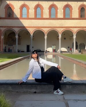 Leila Bolukat Instagram - این آلبوم بماند به یادگار از سفر کوتاهم
به ایتالیا،پرتغال،سوییس 
با تشکر از پایا پرواز و شیرین جندقی عزیز
 @payaparvazz 
لطفا ورق بزنید🙏
سفر، تنها جابجایی از مکانی به مکان دیگر نیست؛ سفری‌ست از آن‌چه هستی به آن‌چه می‌توانی بود. جاده یا آسمان، قطار یا پرواز، مهم نیست کجا می‌روی—مهم این است که در هر قدم، چیزی از خویش را بازمی‌یابی یا پشت سر می‌گذاری. گاهی سفر برای دیدن دنیاست، گاهی برای گم کردن غم، و گاهی برای آن‌که یاد بگیری با خودت بودن چه طعمی دارد. تنهاییِ سفر، آینه‌ای‌ست صاف: خودت را می‌بینی، بی‌نقاب، بی‌تکرار.

#لیلا_بلوکات #سفر_به_ایتالیا_سوییس_پرتغال #سفر_کردن_حق_همه_است#گشتن_دور_جهانم_آرزوست #تا_میتوان_سفر_باید_کرد