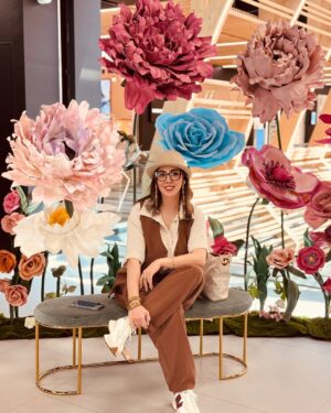 Leila Bolukat Instagram - این آلبوم بماند به یادگار از سفر کوتاهم
به ایتالیا،پرتغال،سوییس 
با تشکر از پایا پرواز و شیرین جندقی عزیز
 @payaparvazz 
لطفا ورق بزنید🙏
سفر، تنها جابجایی از مکانی به مکان دیگر نیست؛ سفری‌ست از آن‌چه هستی به آن‌چه می‌توانی بود. جاده یا آسمان، قطار یا پرواز، مهم نیست کجا می‌روی—مهم این است که در هر قدم، چیزی از خویش را بازمی‌یابی یا پشت سر می‌گذاری. گاهی سفر برای دیدن دنیاست، گاهی برای گم کردن غم، و گاهی برای آن‌که یاد بگیری با خودت بودن چه طعمی دارد. تنهاییِ سفر، آینه‌ای‌ست صاف: خودت را می‌بینی، بی‌نقاب، بی‌تکرار.

#لیلا_بلوکات #سفر_به_ایتالیا_سوییس_پرتغال #سفر_کردن_حق_همه_است#گشتن_دور_جهانم_آرزوست #تا_میتوان_سفر_باید_کرد