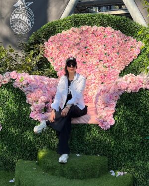 Leila Bolukat Instagram - این آلبوم بماند به یادگار از سفر کوتاهم
به ایتالیا،پرتغال،سوییس 
با تشکر از پایا پرواز و شیرین جندقی عزیز
 @payaparvazz 
لطفا ورق بزنید🙏
سفر، تنها جابجایی از مکانی به مکان دیگر نیست؛ سفری‌ست از آن‌چه هستی به آن‌چه می‌توانی بود. جاده یا آسمان، قطار یا پرواز، مهم نیست کجا می‌روی—مهم این است که در هر قدم، چیزی از خویش را بازمی‌یابی یا پشت سر می‌گذاری. گاهی سفر برای دیدن دنیاست، گاهی برای گم کردن غم، و گاهی برای آن‌که یاد بگیری با خودت بودن چه طعمی دارد. تنهاییِ سفر، آینه‌ای‌ست صاف: خودت را می‌بینی، بی‌نقاب، بی‌تکرار.

#لیلا_بلوکات #سفر_به_ایتالیا_سوییس_پرتغال #سفر_کردن_حق_همه_است#گشتن_دور_جهانم_آرزوست #تا_میتوان_سفر_باید_کرد