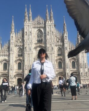 Leila Bolukat Instagram - این آلبوم بماند به یادگار از سفر کوتاهم
به ایتالیا،پرتغال،سوییس 
با تشکر از پایا پرواز و شیرین جندقی عزیز
 @payaparvazz 
لطفا ورق بزنید🙏
سفر، تنها جابجایی از مکانی به مکان دیگر نیست؛ سفری‌ست از آن‌چه هستی به آن‌چه می‌توانی بود. جاده یا آسمان، قطار یا پرواز، مهم نیست کجا می‌روی—مهم این است که در هر قدم، چیزی از خویش را بازمی‌یابی یا پشت سر می‌گذاری. گاهی سفر برای دیدن دنیاست، گاهی برای گم کردن غم، و گاهی برای آن‌که یاد بگیری با خودت بودن چه طعمی دارد. تنهاییِ سفر، آینه‌ای‌ست صاف: خودت را می‌بینی، بی‌نقاب، بی‌تکرار.

#لیلا_بلوکات #سفر_به_ایتالیا_سوییس_پرتغال #سفر_کردن_حق_همه_است#گشتن_دور_جهانم_آرزوست #تا_میتوان_سفر_باید_کرد