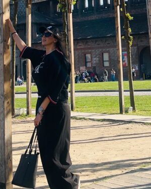 Leila Bolukat Instagram - این آلبوم بماند به یادگار از سفر کوتاهم
به ایتالیا،پرتغال،سوییس 
با تشکر از پایا پرواز و شیرین جندقی عزیز
 @payaparvazz 
لطفا ورق بزنید🙏
سفر، تنها جابجایی از مکانی به مکان دیگر نیست؛ سفری‌ست از آن‌چه هستی به آن‌چه می‌توانی بود. جاده یا آسمان، قطار یا پرواز، مهم نیست کجا می‌روی—مهم این است که در هر قدم، چیزی از خویش را بازمی‌یابی یا پشت سر می‌گذاری. گاهی سفر برای دیدن دنیاست، گاهی برای گم کردن غم، و گاهی برای آن‌که یاد بگیری با خودت بودن چه طعمی دارد. تنهاییِ سفر، آینه‌ای‌ست صاف: خودت را می‌بینی، بی‌نقاب، بی‌تکرار.

#لیلا_بلوکات #سفر_به_ایتالیا_سوییس_پرتغال #سفر_کردن_حق_همه_است#گشتن_دور_جهانم_آرزوست #تا_میتوان_سفر_باید_کرد