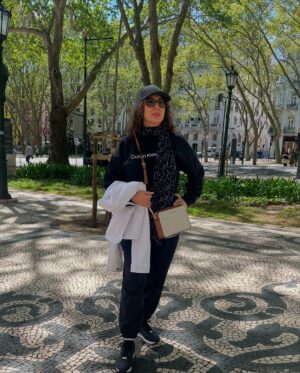 Leila Bolukat Instagram - این آلبوم بماند به یادگار از سفر کوتاهم
به ایتالیا،پرتغال،سوییس 
با تشکر از پایا پرواز و شیرین جندقی عزیز
 @payaparvazz 
لطفا ورق بزنید🙏
سفر، تنها جابجایی از مکانی به مکان دیگر نیست؛ سفری‌ست از آن‌چه هستی به آن‌چه می‌توانی بود. جاده یا آسمان، قطار یا پرواز، مهم نیست کجا می‌روی—مهم این است که در هر قدم، چیزی از خویش را بازمی‌یابی یا پشت سر می‌گذاری. گاهی سفر برای دیدن دنیاست، گاهی برای گم کردن غم، و گاهی برای آن‌که یاد بگیری با خودت بودن چه طعمی دارد. تنهاییِ سفر، آینه‌ای‌ست صاف: خودت را می‌بینی، بی‌نقاب، بی‌تکرار.

#لیلا_بلوکات #سفر_به_ایتالیا_سوییس_پرتغال #سفر_کردن_حق_همه_است#گشتن_دور_جهانم_آرزوست #تا_میتوان_سفر_باید_کرد