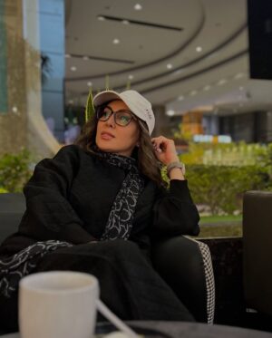 Leila Bolukat Instagram - این آلبوم بماند به یادگار از سفر کوتاهم
به ایتالیا،پرتغال،سوییس 
با تشکر از پایا پرواز و شیرین جندقی عزیز
 @payaparvazz 
لطفا ورق بزنید🙏
سفر، تنها جابجایی از مکانی به مکان دیگر نیست؛ سفری‌ست از آن‌چه هستی به آن‌چه می‌توانی بود. جاده یا آسمان، قطار یا پرواز، مهم نیست کجا می‌روی—مهم این است که در هر قدم، چیزی از خویش را بازمی‌یابی یا پشت سر می‌گذاری. گاهی سفر برای دیدن دنیاست، گاهی برای گم کردن غم، و گاهی برای آن‌که یاد بگیری با خودت بودن چه طعمی دارد. تنهاییِ سفر، آینه‌ای‌ست صاف: خودت را می‌بینی، بی‌نقاب، بی‌تکرار.

#لیلا_بلوکات #سفر_به_ایتالیا_سوییس_پرتغال #سفر_کردن_حق_همه_است#گشتن_دور_جهانم_آرزوست #تا_میتوان_سفر_باید_کرد