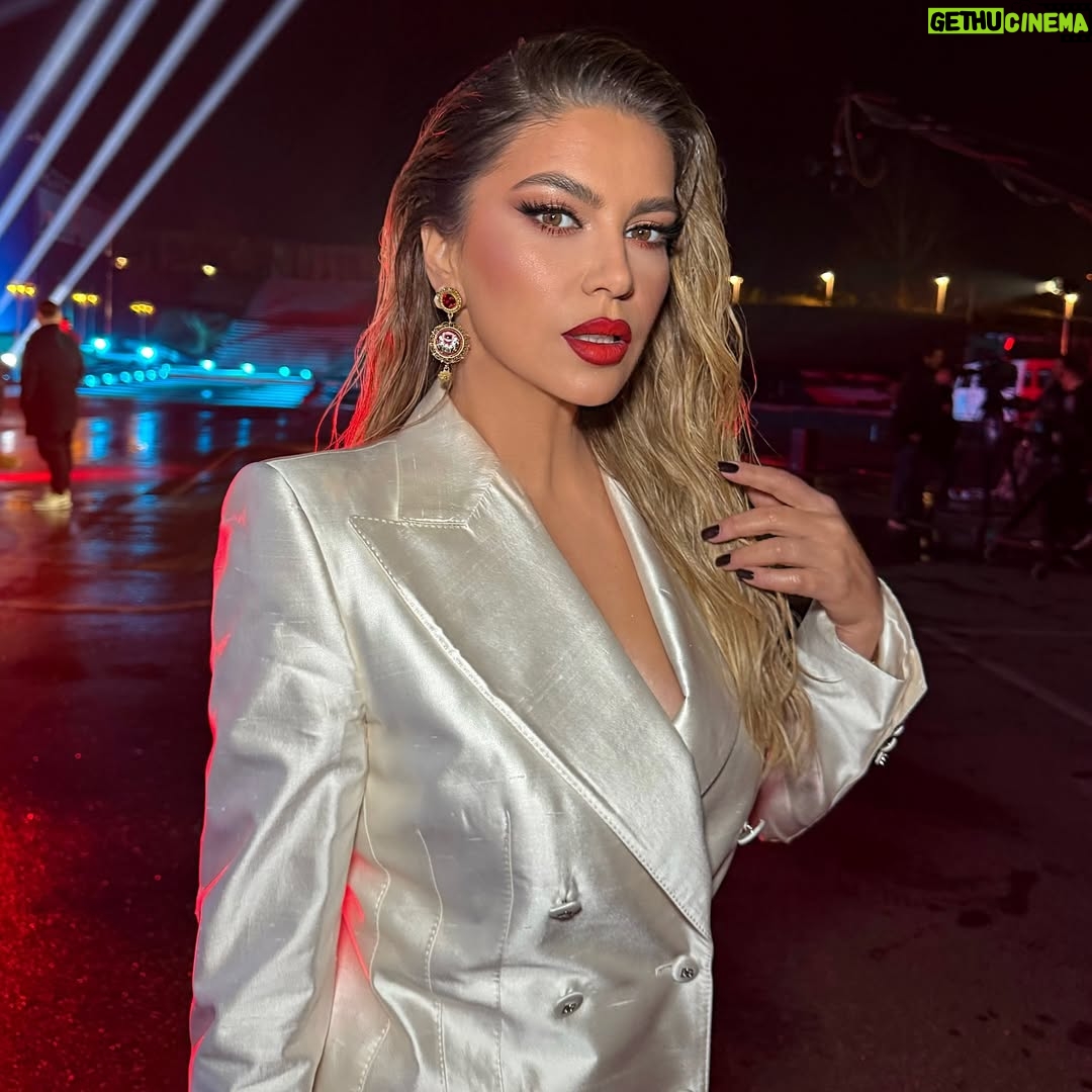 Leonora Jakupi - 17.7K Likes - Te dashurit e mij,  mbrem ma keni mbushe zemren plot me dashni♥️ ju falenderoj te gjitheve per cdo mesazh e telefonate dhe ju them se ju dua pa fund!  Falenderoj shume @topchannelalbania  qe me dha mundesin qe permes kenges time te jem ne shtepite e zemrat e cdo shqipetari! Dhe mos harroni se vetem duke qene bashk Shqiperi e Kosove do te jemi me te forte🇦🇱🇽🇰