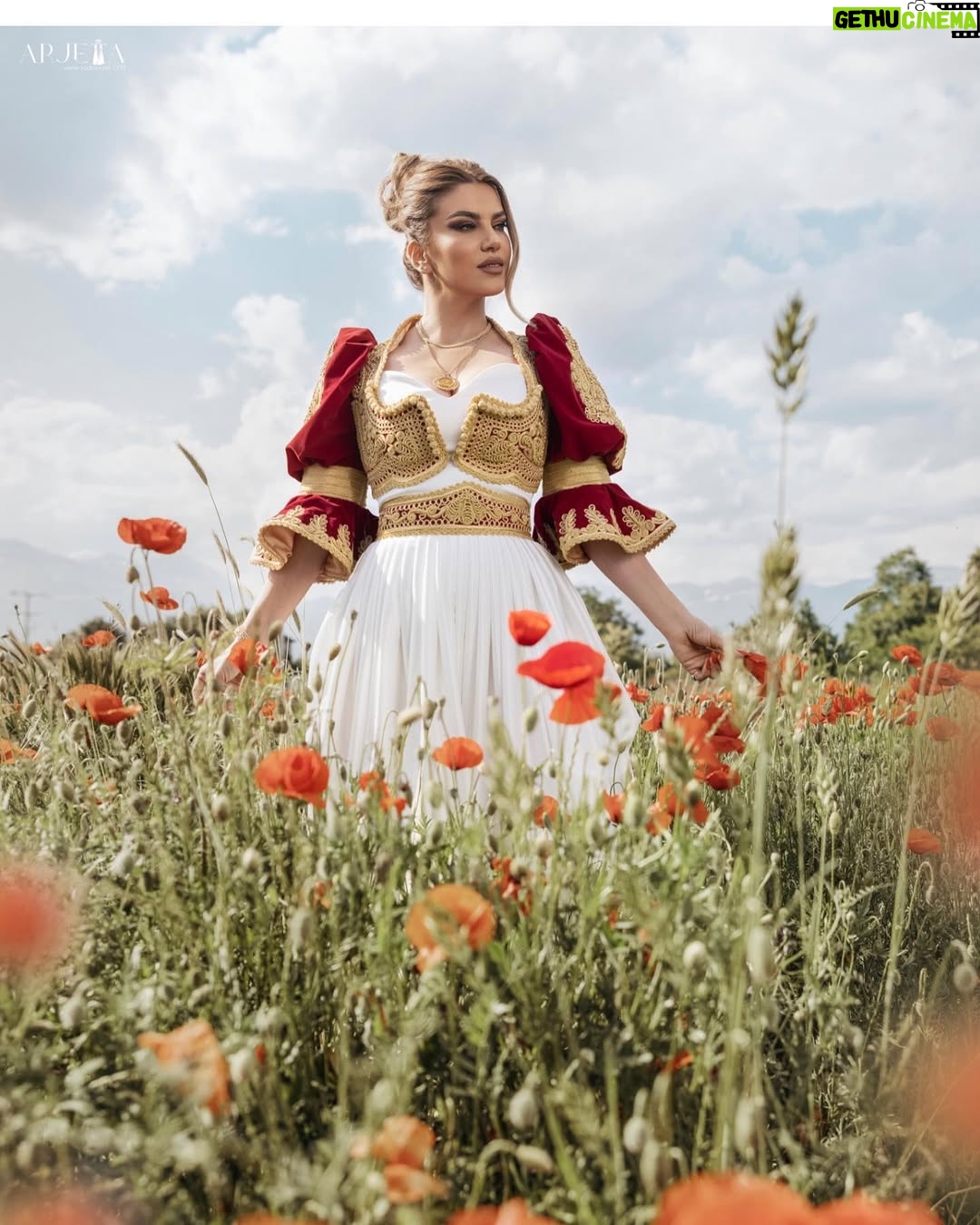 Leonora Jakupi - 10K Likes - Tradita mbetet gjithmone me e bukura @shtepiamodesarjeta 🥇