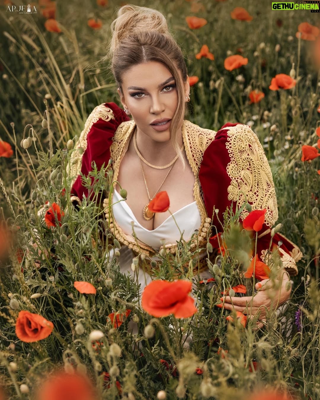 Leonora Jakupi - 10K Likes - Tradita mbetet gjithmone me e bukura @shtepiamodesarjeta 🥇