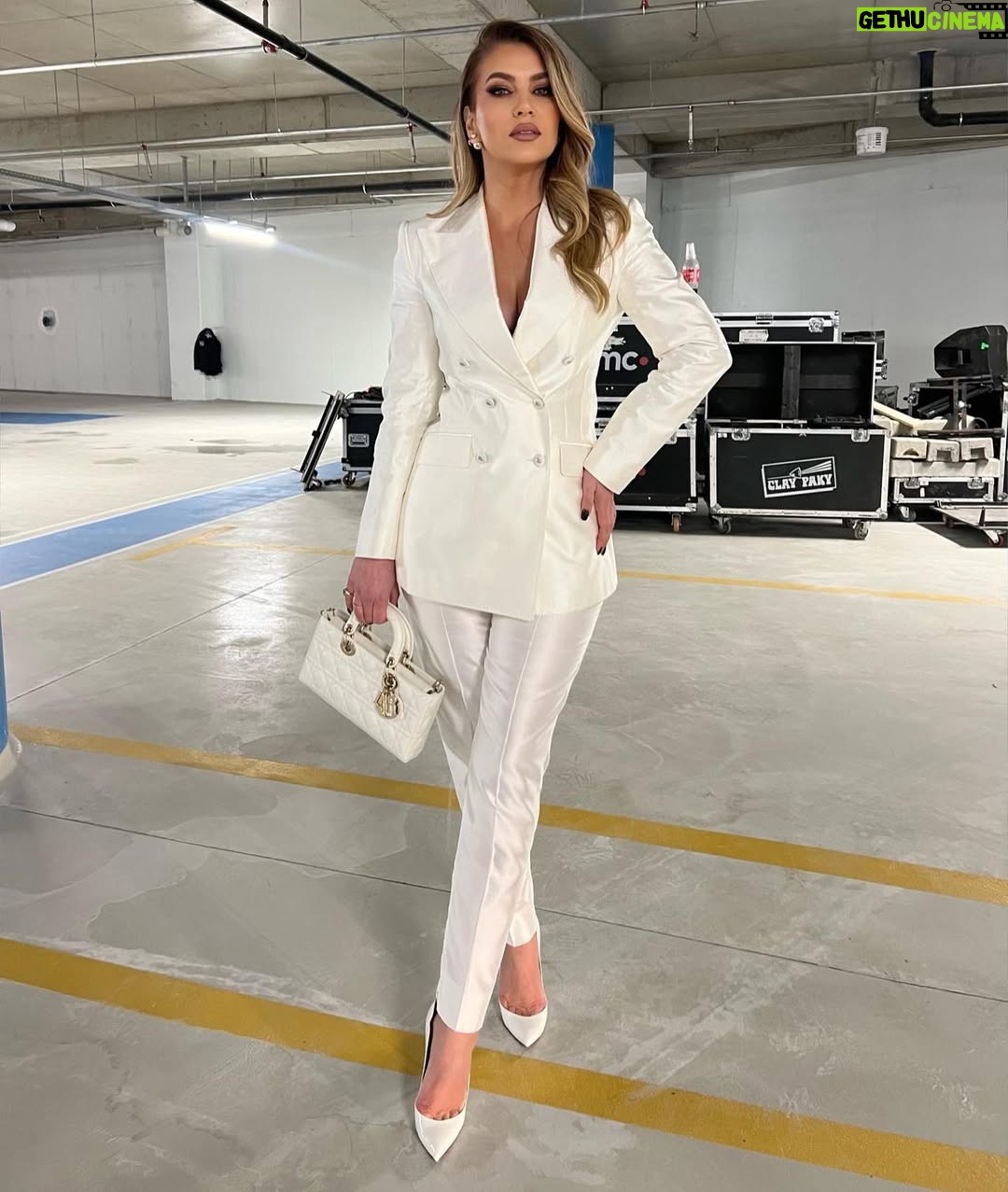 Leonora Jakupi - 8.8K Likes - …e bardha eshte ngjyra ime!