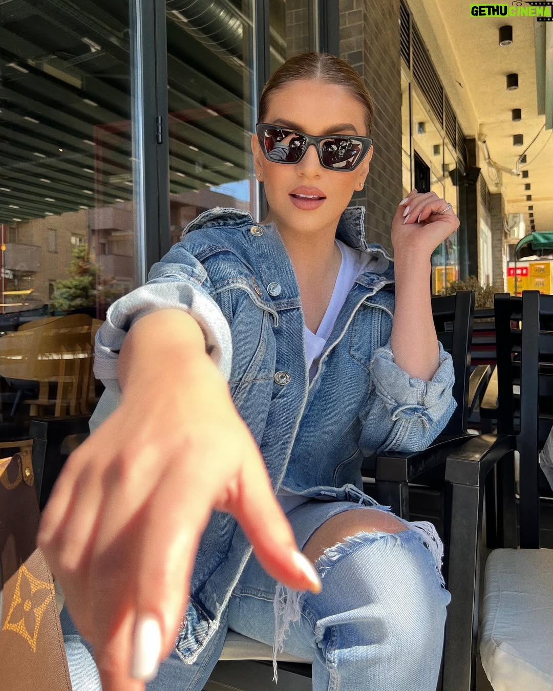 Leonora Jakupi - 9.5K Likes - 👋😊