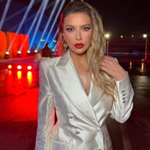 Leonora Jakupi Instagram - Te dashurit e mij, mbrem ma keni mbushe zemren plot me dashni♥️ ju falenderoj te gjitheve per cdo mesazh e telefonate dhe ju them se ju dua pa fund! Falenderoj shume @topchannelalbania qe me dha mundesin qe permes kenges time te jem ne shtepite e zemrat e cdo shqipetari! Dhe mos harroni se vetem duke qene bashk Shqiperi e Kosove do te jemi me te forte🇦🇱🇽🇰