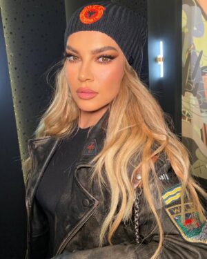 Leonora Jakupi Instagram - Gezuar Kosova ime!
