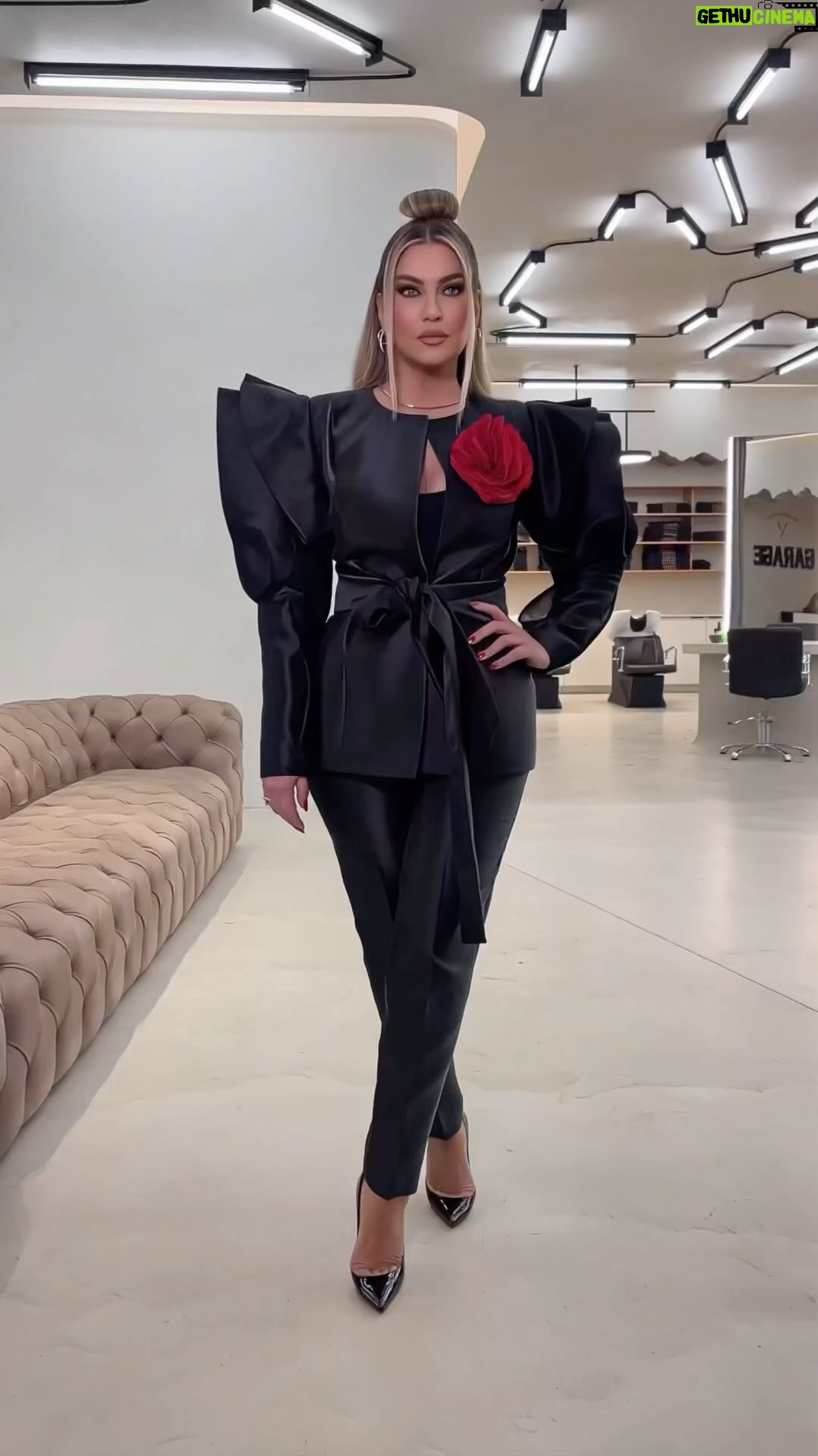 Leonora Jakupi - 14.7K Likes - Gezuar 28 Nentori!