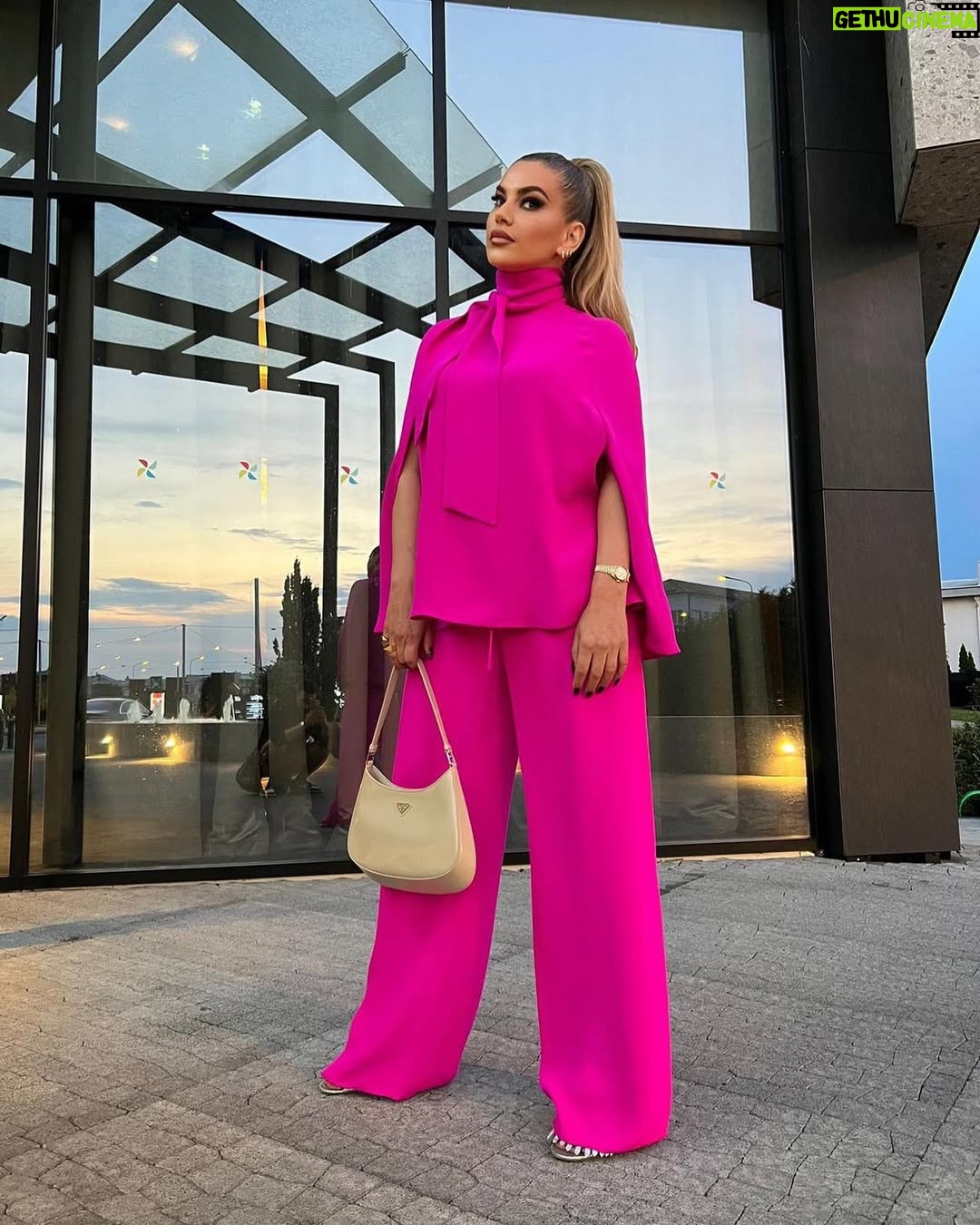 Leonora Jakupi - 5.8K Likes - … e kisha pas harru kete foto 😀
