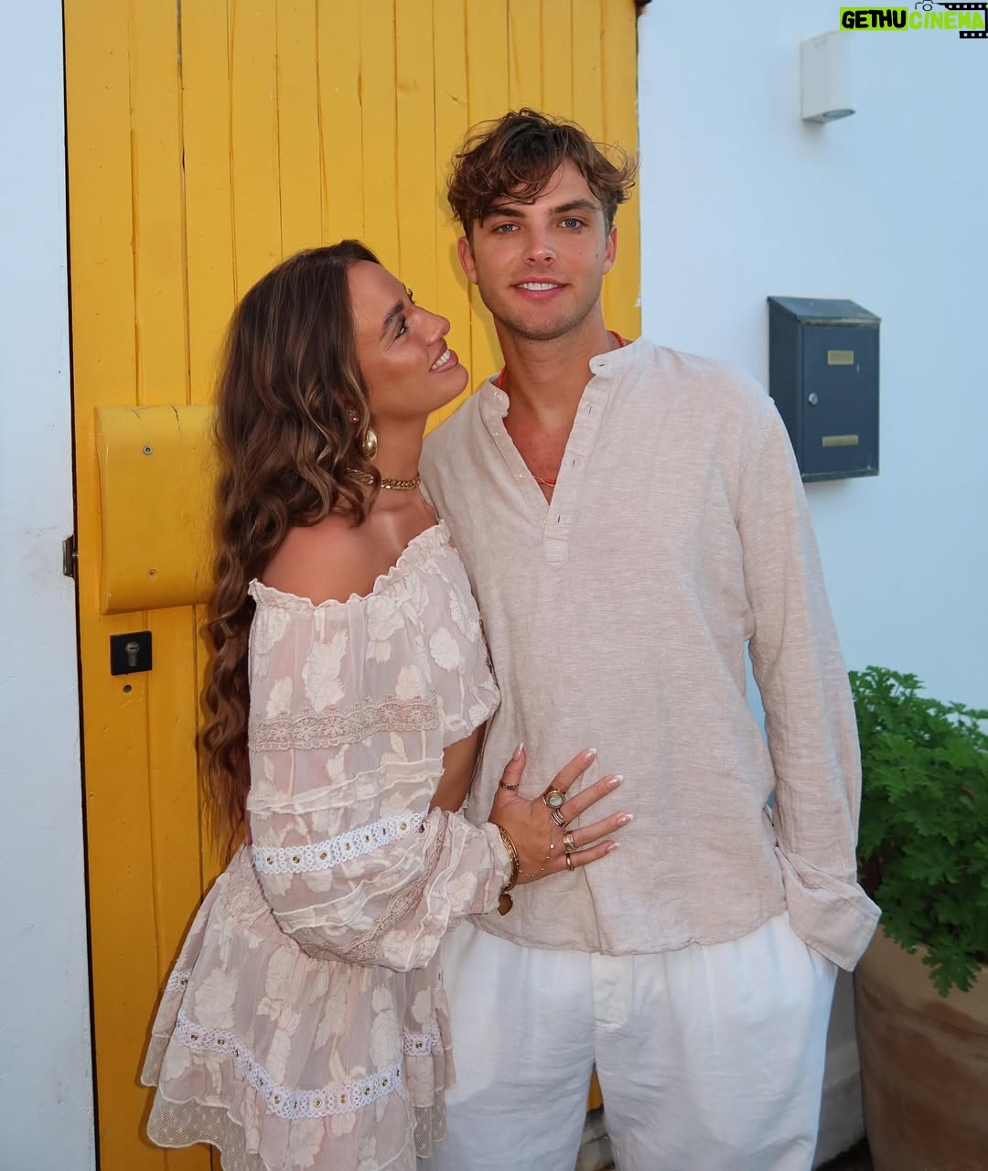 Leontine Borsato - 36.3K Likes - Inmiddels is het vijf jaar geleden dat Marco en ik uit elkaar zijn gegaan. We zien elkaar nog regelmatig; feestdagen en verjaardagen zijn daar onderdeel van. Maar een week samen, dat is natuurlijk lang geleden. Een idee ontstaan vanuit ons samen om met iedereen, een week, samen te spenderen. Want dat kan in onze situatie, en dat samen zijn is enorm fijn, dierbaar en vooral waardevol. Verbinding. Want we zijn nog steeds een gezin, maar op een andere manier. 

We hebben een enorm fijne week gehad in Marokko (Tanger): relaxed, markten gezien, heerlijk gegeten (want daar zijn we dol op op vakantie) tours gedaan, spelletjes gedaan en veel lol gehad met elkaar. Het voelde als vanouds, maar op onze ‘nieuwe’ manier. Ik ben er heel trots op dat we dit zo, samen, kunnen. ❤️ 

Aan het einde van de reis kregen we van Jada en Rob ook nog een aandenken, hoe lief 🥹..!