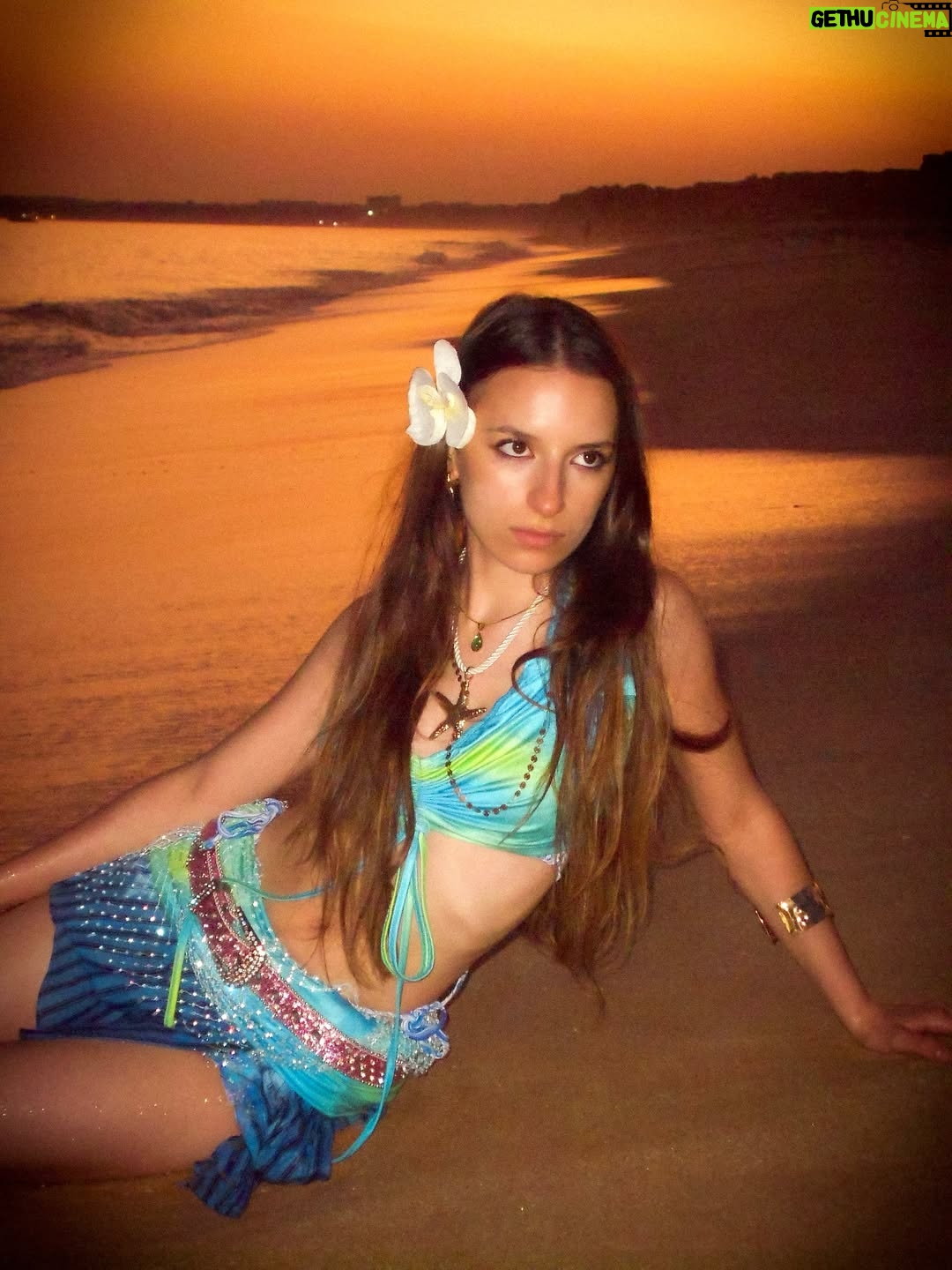 Lévanah Solomon - 17.9K Likes - Bon. Je crois que j’ai jamais fait d’aussi belles photos. Je suis émue carrément.
Tu préfères laquelle ? 🥰

@delowa_ vraiment merci ma vision a pris vie grâce à toi, hâte de voir tes photos !! 💗

#sunset #girl #ootd #outfit #summer #sea #gold #colors #blue #islandgirl #mermaid #aesthetic